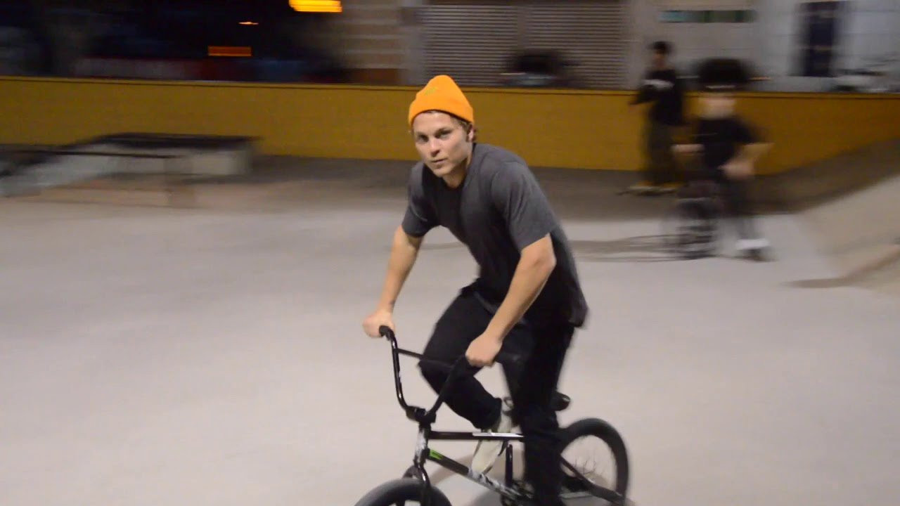 Fuimos a montar sin más a Fuengirola pero de última hora hablé con Joseph Chick para que se trajera su cámara nueva . Al final nos estancamos en la parte de calle pero nos lo pasamos de puta madre y salió buen material, también se unió a la session Miguel Cuesta y la lió un rato como siempre !<br />Nos lo pasamos bien vloggeando pero siempre intentando mostraros trucos en vez de contaros nuestras vidas :D<br /><br /><br />Espero que os mole y si es así no dudéis en seguirnos y comentar qué queréis ver en los próximos videos.