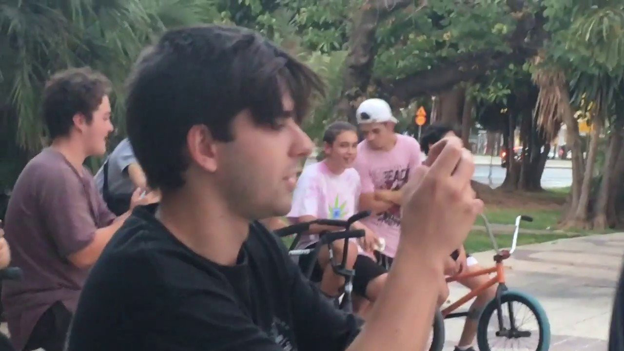 Para el día del bmx no nos quedó otra que hacer una quedada para montar todos juntos.<br />no he grabado toda la tarde pero habrá un video mejor dentro de poco. Dar las gracias a UnitedBmx y 4130 bike company por el apoyo y a todos los chavales que se animaron a venir.<br /><br />Si quereis ver más contenido, suscribiros al canal :)