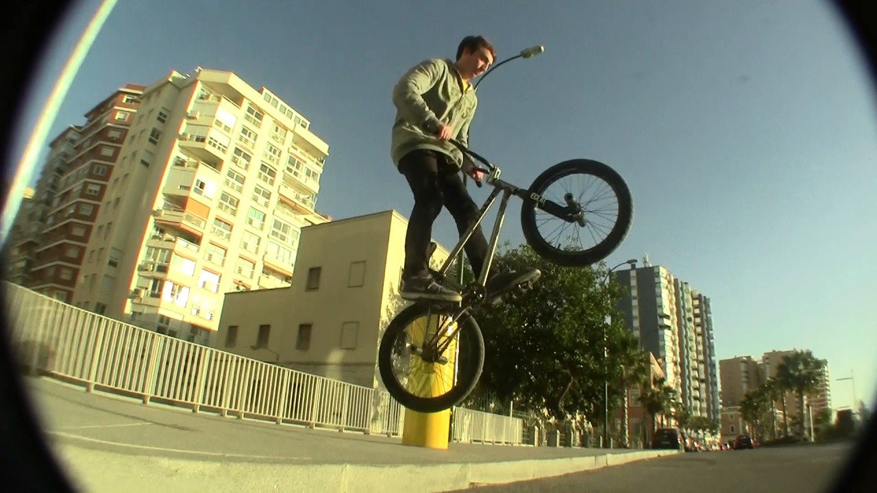 No sé si categorizarlo como vlog pero bueno siempre me lo paso bien con mis amigos del sur asi que aqui una recopilacion de clips de mi camera y algo de snapchat para recordar esos tiempos.<br />QUE QUEREIS VER EN EL PROX. VIDEO?