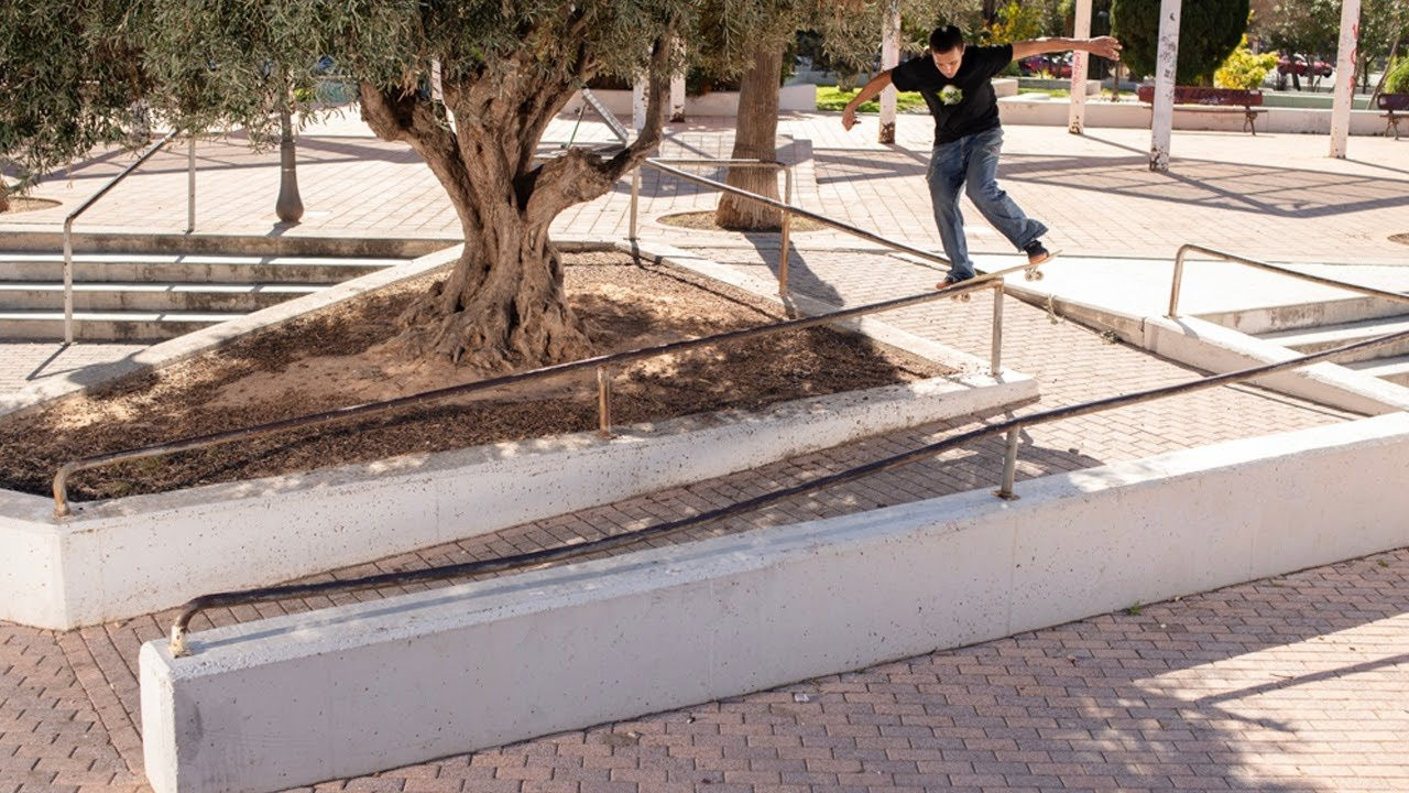 The Marseille crew in Valencia, Spain in the off-season. <br /><br />Skaters: Tony Rafanomezana, Valentin Verd, Abel Leblanc, Cyril Deschamps, Hadrien Maillard, Victor Campillo, Ernest Gaudray, Ben Raitano, Corentin Derume, Macéo Moreau and Malo Simonet.<br /><br />Filmed by Hadrien Maillard, Macéo Moreau and Victor Campillo.<br /><br />Edit by Victor Campillo, there is a drawing by Tony Rafanomezana and sound editing Valentin Verd.<br /><br />Thumbnail photo by Thibault Lenours.