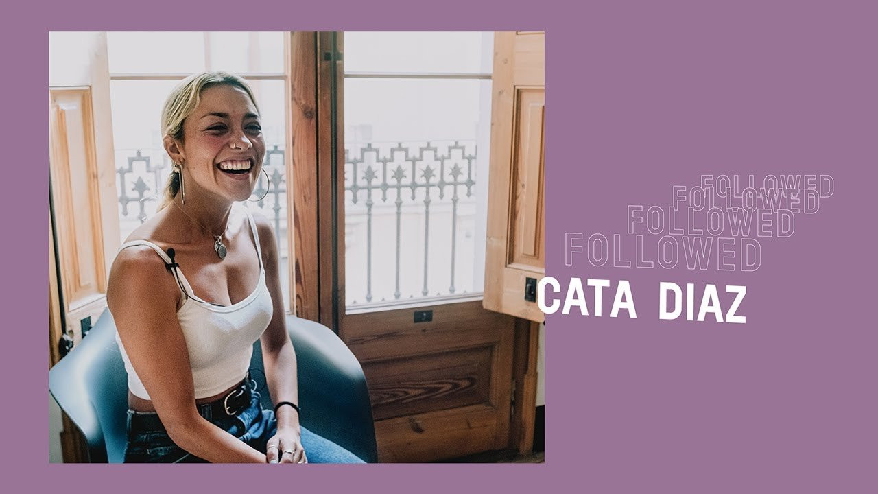 Join our day with Cata Diaz as we roam the streets of Barcelona, hit a couple of spots, meet up with friends, and wrap the day up with a home-cooked vegan dish. Her positive energy is contagious, so let's all get inspired by that. Enjoy.<br /><br />Timestamp Overview:<br />0:00 Home Tour Casa Diaz<br />2:26 1st Spot - Born Plaza<br />6:31 2nd Spot - Quick One before Bust<br />7:16 3rd Spot - Planter Slides <br />8:24 4th Spot - Stair Session<br />9:28 Alex Amor Side Mission<br />9:58 Talking Instagram<br />10:40 Matheus Du Bronks Side Mission<br />11:09 Buying Snacks & Skating MACBA<br />12:16 Buying Groceries & Cooking at Home<br />12:54 Dinner with Friends<br /><br />Featuring: Cata Diaz, Alex Amor, Matheus Du Bronks<br /><br />Filmed by Dennis Ludwig<br />Edited by Bennet Rahm<br />Photos by Gerard Rieira <br />Motion Graphics by Stephan Pöhlmann <br /><br />Get our books & apparel collection here: https://pocketskatemag.com/shop/<br /><br />Feel free to subscribe to our channel and follow us on Instagram:<br />http://www.instagram.com/pocketskatemag <br /><br />Our Website:<br />http://www.pocketskatemag.com