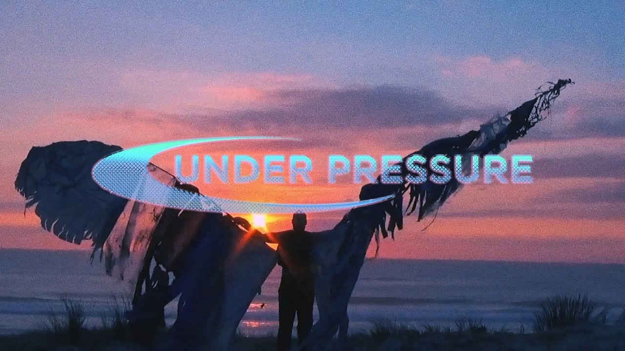 Rave Entertainment co presents,<br /><br />Underpressure est un film inspiré par le nouvel EP de .Kozi, jeune artiste signé chez Grand Club.<br /><br />« Avec le confinement, je me suis longuement perdu sur SoundCloud, explique Antoine Besse, le réalisateur du film. J’ai adoré les notes sombres et mélancoliques de cet EP, qui m’ont tout de suite inspiré dans le contexte actuel. Confiné à deux pas de la forêt et de la plage avec le jeune comédien Marley Duboscq, j’ai décidé de tourner un film expérimental sur fond d’anticipation, coincé quelque part entre le clip et le court-métrage. »<br /><br />Pendant plusieurs jours, Antoine Besse et Marley Duboscq ont ainsi tourné à deux, au gré de leurs idées, illustrant la musique de .Kozi en jouant avec les émotions que cette dernière leur faisait ressentir.<br /><br />Pour se faire, ils se sont servi des éléments disponibles à leur portée : une caméra handycam, l’ambiance anxiogène du Covid-19, les décors désertiques du coin, ce qui traînaient dans le garage et surtout, leur imagination.<br /><br />Les accessoires et décors ont été sublimés par le talent de la directrice artistique Marine Cuq (notamment connue pour sa collaboration avec Neith Nyer x DDP), également confinée dans le voisinage.<br /><br />Marley Duboscq (remarqué dans Danemark de Max Maurou) s’est immergé dans ce conte survivaliste. Il y incarne Leymar, un personnage seul au monde perdu entre l’enfance et le monde adulte. Il affronte l’ennui accompagné de son double, un personnage flirtant entre le fantasme et la réalité. Ce personnage mutique est fasciné par les insectes et les oiseaux, et semble se fondre parmi eux au cours du métrage.<br /><br />Entre poésie et névrose, on le voit s’occuper et s’inventer un échappatoire, au sens propre comme au figuré.<br /><br />Underpressure est un film expérimental de confinement pour confinés. Un film-EP. Cette œuvre audio-visuelle est soutenue par Grand Club et Rave Entertainment Company, qui se cachait déjà derrière le film 404.<br /><br />Avec dans le rôle de Leymar Jr : Marley Duboscq<br />Additional DA : Marine Cuq<br />Sound : Raph Prat<br />Grading : Keep Grading (Florian Martiny & Ines Henry Manceau)<br />Graphems : Blakhat