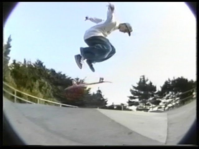 “Often imitated, never duplicated” - Kelly Bird was one of REAL's original riders. He brought is own style to everything from his approach to skating and direction for graphics, including an all time favorite of ours... we had to bring it back. The Screaming Bird.<br /><br />Check out his re-issue board and interview on http://www.realskateboards.com/screaming-bird/