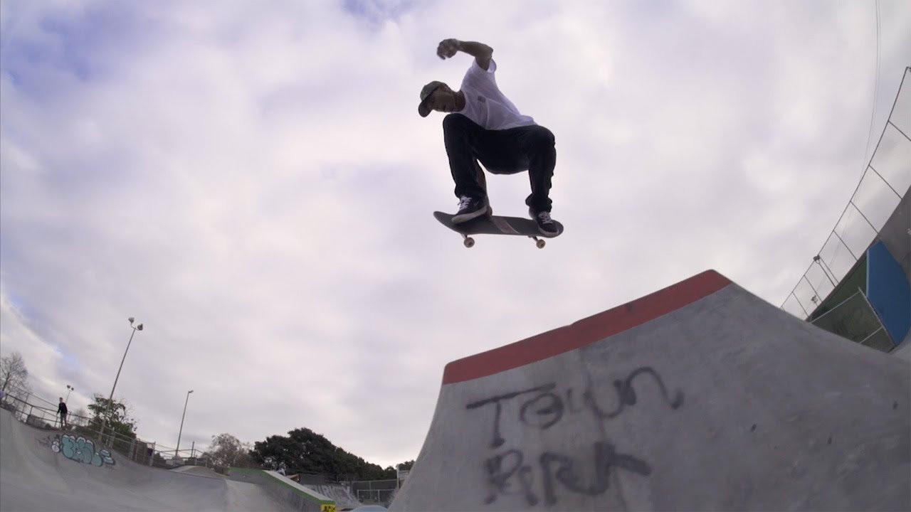 Ishod Wair wishing the Town Park Oakland locals and everyone a REAL Happy Holiday. <br /><br />Filmed by Jeremy McNamara<br /><br />https://instagram.com/ishodwair/<br />https://instagram.com/realskateboards/<br />https://www.facebook.com/Real.Skateboards<br />https://twitter.com/realskateboards