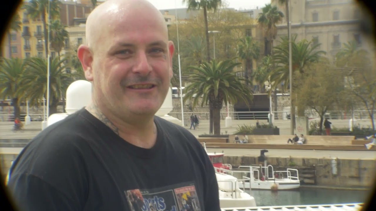 A fun little HD edit with the GH4 Meike 3.5 Combo in BCN. <br />I made a custom vignette and used the lens distortion filter with the curvature set at -32 to achieve the 16 by 9 look. I think this is the best 16:9 look I have made with this setup so far. . . But I am still eyeing down the 8-15 for use with multiple cameras. If you are interested in how I made the vig ask a question in the comments! <br /><br />B-roll filmed on a vintage C-mount Canon 16mm Film Zoom lens. <br /><br />Vince Guzaldo<br />Weezy<br />Stu Jacobs<br />Julien Merour<br />Benji Frayce