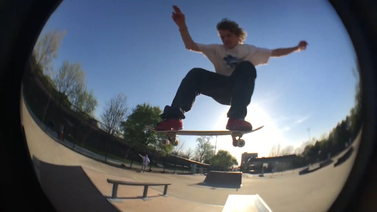 Quick hits to some house music with Mark, Dylan, Aniya, and Julian. Filmed on iphone 6s / trabajando MINI VX1000 MK1 fisheye at 60 Fps in HD mode on the death lens app. Edited on the iphone in adobe premiere rush.