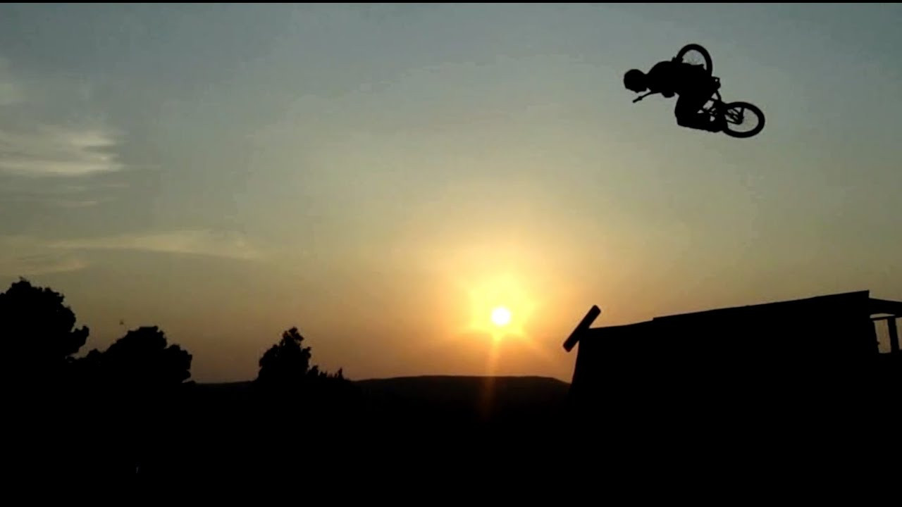 Bonus Chill et ambiance de la croisière Nike 6.0. organisé par SOUL pour le dvd du n°69 (2011), sur le canal du midi, entre Montpellier et Narbonne. Une des tournées les plus brillantes de notre modeste histoire. Sur une idée de Ben Bello.<br />avec Maxime Charveron, Joris Coulomb, Georgy Doremus et Alex Kennedy et le TM frank Moissonier<br />Photos : Hadrien Picard<br />Images : Luka Serre & Hadrien<br />Musique : Kwet