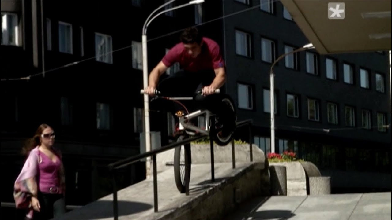 Maxime Charveron et Joris Coulomb, le duo français du team bmx de Nike 6.0 en tournée estivale en Estonie avec le jeune Alex Kennedy en invité. Blessé assez rapidement à la cheville, Alex ne pourra pas rouler autant que voulu, tout comme Joris dont le tibia s'est infecté pendant quelques jours, résultat tout reposait sur un Maxime Charveron en mission street pendant cette semaine de trip régalade.<br />Filmé et monté par Hadrien Picard pour le dvd SOUL du n°63