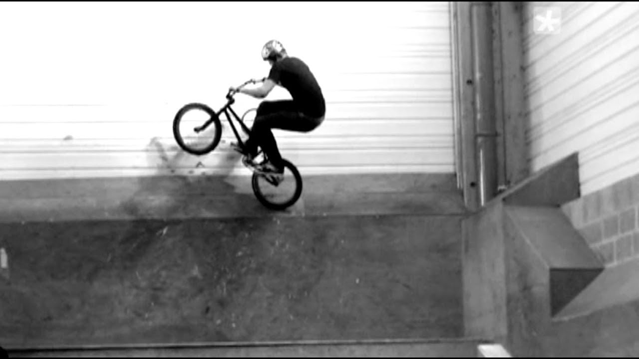 Georgy Doremus, Jason Phelan et Michael Beran en trip SOUL x NIKE 6.0 dans les parks couverts de France lors d'une fin d'année 2008 pluvieuse.<br />Publié dans le dvd du soul 63.