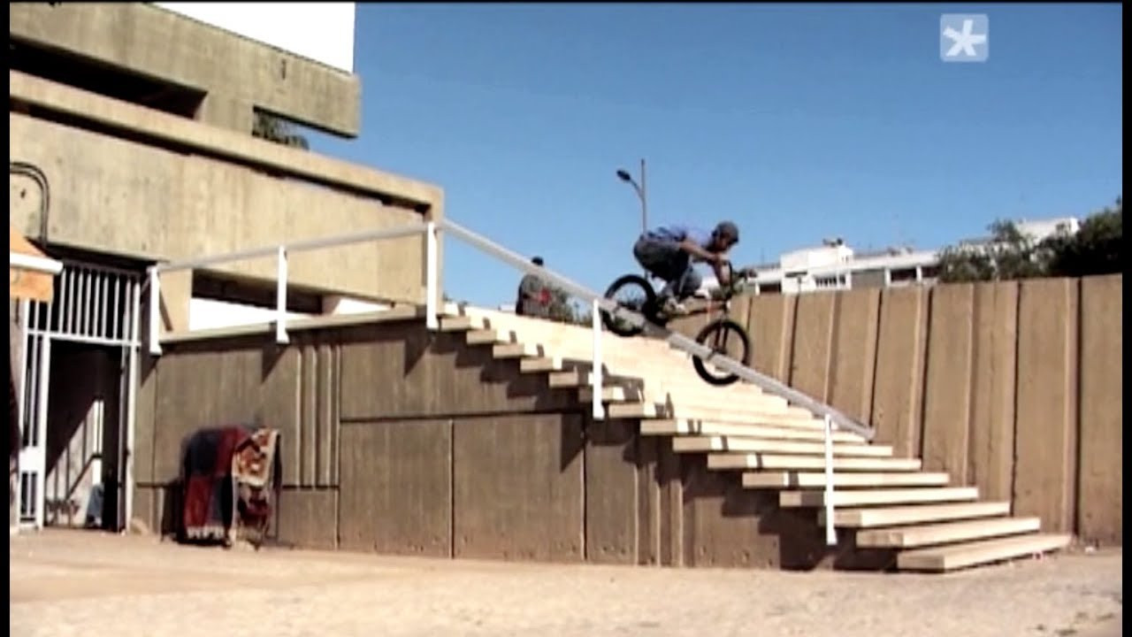 Retour au bled pour Omar Berredad et ses comparses Grenoblois Victor Verlhac et Tito, accompagné de Fabien Sedat et des Soulards de l'époque en semi vacances (Hadrien Picard, Julien Pouplin).<br />Publié dans le DVD SOUL du numéro 63