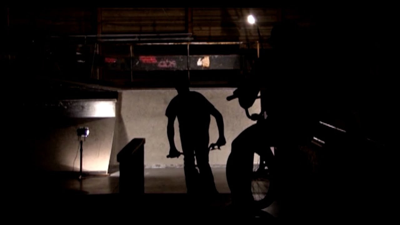 SOUL BMX ARCHIVES // GERLAND NIGHT REPORT<br /><br />Vous vous souvenez de l'ancien Gerland filmé sous projecteurs par le gardien vidéaste de l'époque, le fameux Luka Serre et associés. C'était dans le DVD SOUL 53 en 2008 avec toute la riche scène de l'époque incluant Maxime Charveron (les fakie frontistes à l'époque on les comptait sur les doigts de la main, idem pour le bar handplant), kevin Guerdner (il y en aura toujours eu qu'un comme lui), les gros 36 d'alex Dubourgnon, l'originalité de basile sabin, de david vernois, Lilian Conry, et tous les autres expats qui ont attéri dans cette ville historiquement hyperactive dans la france du Bmx.