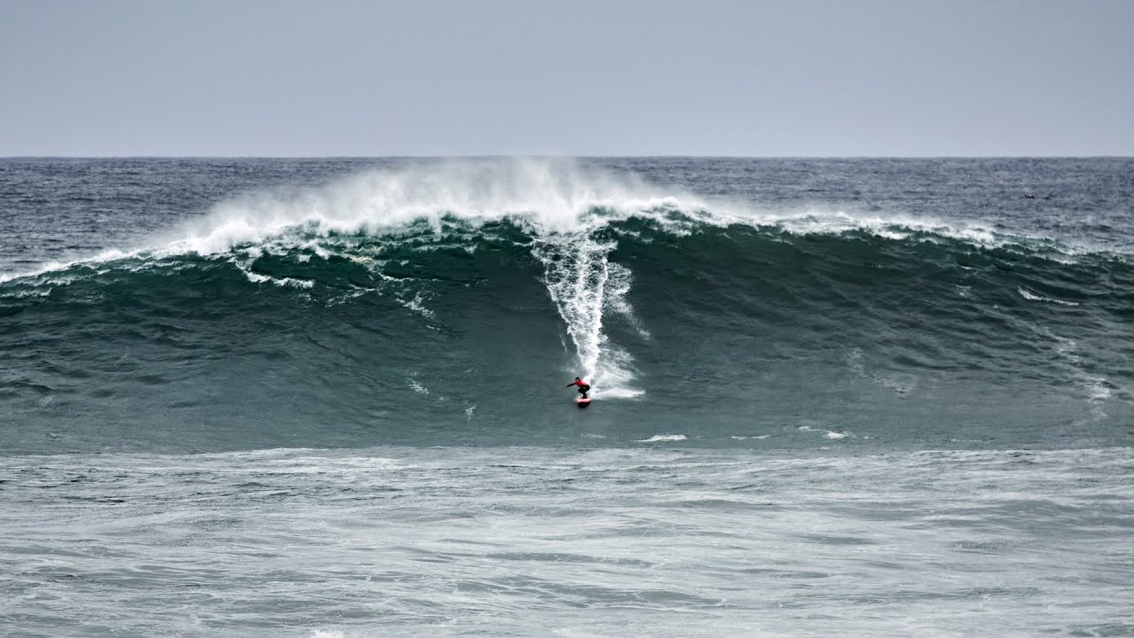 Watch the official highlights video of the La Vaca Gigante 2024/2025 big wave surfing championship, held in Santander, Cantabria, Spain.<br /><br />The Lanzarote surfer claimed victory over Basque riders Xabi López and Eneko Merino in waves reaching up to 9 meters (30 feet).<br /><br />A crowd of 12,000 spectators gathered at the Las Canteras of Cueto cliffs to enjoy the show.<br /><br />The video features the following surfers:<br />Indar Unanue (Euskadi, 2024 champion)<br />Joaquin del Castillo (Peru, El Buey Santos del Mar 2024 champion)<br />Maud Le Car (France)<br />Manuel Lezcano (Canary Islands, Spain 2025 champion)<br />Xabi Lopez (2nd place, Spain Championship 2025)<br /> Eneko Merino (3rd place, Spain Championship 2025)<br />Nico García (Best Cantabrian surfer 2025)<br />Pilou Ducalme (France)<br />Shannon Marie Quirk (USA)<br />Miguel Castrillón (Andalusia)<br /><br />Footage by Antonio Bretones.<br /><br />Additional footage from Darío Rey, Edu Bartolomé, Jesús Bear, as well as Valentín Salas in the water and drone shots by Aeroworkx and Baptiste Chazelle.
