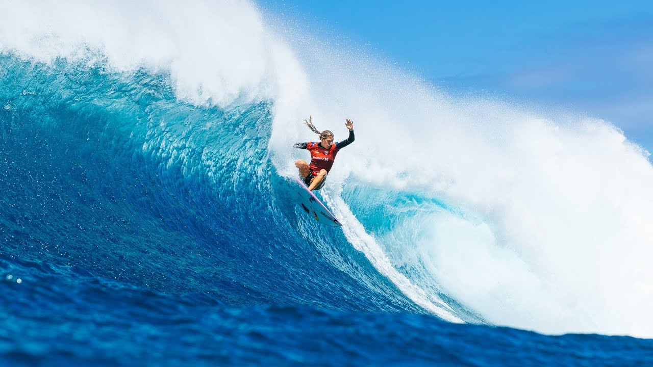 Molly Picklum added yet another highlight to a spectacular four-week stint on the North Shore.<br /><br />The Australian surfer landed one of the biggest turns in competitive surfing in the 2024 Hurley Pro semifinal heat against Brisa Hennessy.<br /><br />The young Australian took off on a classic, double overhead Sunset Beach wave, executed a perfect bottom turn, went vertical, and hit the falling lip.<br /><br />The high-risk hack was performed at a critical moment.<br /><br />Picklum was able to drive her surfboard downward and vertically and, despite disengaging from her equipment at some point, made sure to land ahead of the whitewater.<br /><br />The single-maneuver wave was rewarded with 9.67 points from the judges, with one of the five members of the judging panel even awarding her a Perfect 10.<br /><br />The regular foot continues to push women's surfing to unprecedented levels.<br /><br />A couple of weeks ago, Molly Picklum rode a Perfect 10-point wave at Banzai Pipeline for a massive, deep tube-riding stunt.<br /><br />Footage: WSL<br /><br />Subscribe to SurferToday on YouTube<br />🔔 http://bit.ly/2TSO2be<br /><br />Online Surf Shop<br />🏄🏻‍♂️ https://bit.ly/online-surf-shop