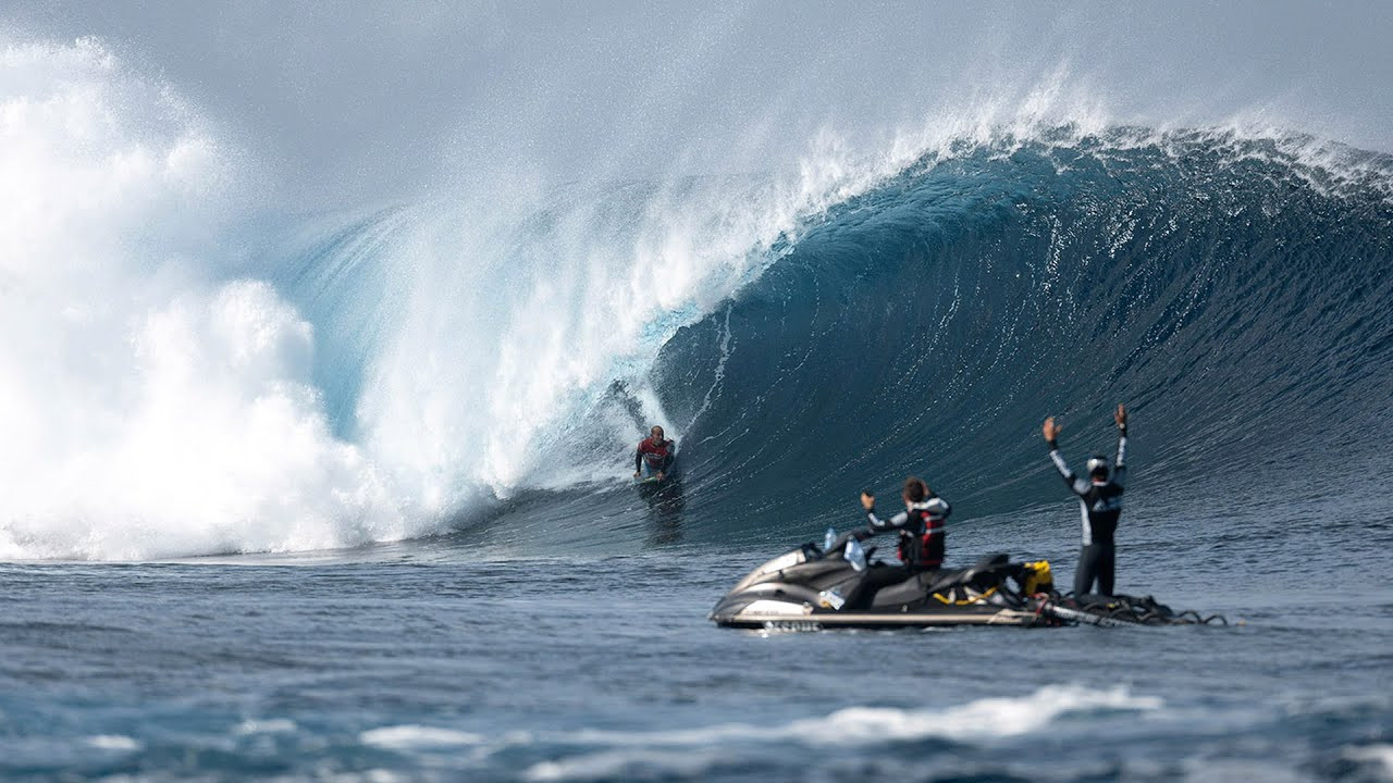 The 8th edition of the Quemao Class hit Lanzarote in the Canary Islands in spectacular fashion.<br /><br />Some of the world's finest tube-riding bodyboarders showcased their skills in 8- to 12-foot waves at El Quemao in La Santa, including Amaury Lavernhe and Mike Stewart.<br /><br />The early rounds saw the Frenchman Ethan Capdeville and the Gran Canarian William Lujan moving through to the quarterfinals.<br /><br />Capdeville won his heat and was thrilled with the experience.<br /><br />"I am very happy to have won my heat. The waves today have been incredible," stated Ethan Capdeville.<br /><br />"All the competitors are at a very high level, but I was able to catch two very good waves."<br /> <br />Local bodyboarders Pablo Lecouey and Javier Rojas from Tenerife also stood out with above-average rides.<br /><br />"This wave is magnificent. There is a lot of competition and a very high level in the water. You have to be in the right place at the right time to catch the best waves," concluded Rojas.<br /><br />The last day of competition is expected to exceed the already spectacular conditions of this first day.<br /><br />Footage: Lanzarote Quemao Class<br /><br />Subscribe to SurferToday on YouTube<br />🔔 http://bit.ly/2TSO2be<br /><br />Online Surf Shop<br />🏄🏻‍♂️ https://bit.ly/online-surf-shop