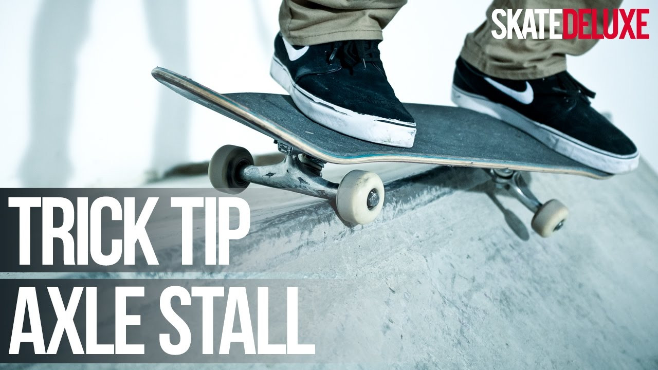 De Axle Stall trick tip video laat je een basis transition trick zien. De Axle Stall is een voortzetting van de Kickturn. Alle skateboard trick tips: https://www.skatedeluxe.com/blog/nl/trick-tips/skateboard/<br /><br />Als je weet hoe je een goede Kickturn is ben je niet ver weg van een Axle Stall. Het enige wat je moet doen is iets harder te rijden en jezelf met beide trucks op de coping duwen en voor een korte tijd stil staan. Daarna duw je zelf je board richting de quarter-pipe zoals je zou doen met een Kickturn. Als de quarter-pipe breed genoeg is kun je aanrijden in een iets grotere hoek waardoor je gaat grinden. Een kleine aanpassing, maar nog steeds dezelfde trick.<br /><br />In onze Axle Stall video tutorial laten we je alles zien over deze basis skateboard trick. Als je over je angsten kan komen dan zul je zien dat de Axle Stall vrij makkelijk is. Als je ze on lock hebt, dan kun je de Kickflip Axle Stall of Axle Stall to Fakie proberen.<br /><br />Wees creatief en probeer verschillende dingen!<br /><br />| • Skate Shop: https://www.skatedeluxe.com/ | • skatedeluxe Blog: https://www.skatedeluxe.com/blog |<br />| • Facebook: https://www.skatedeluxe.com/facebook | • Instagram: https://www.skatedeluxe.com/instagram | • Twitter: https://www.skatedeluxe.com/twitter |<br />______________________________________________________<br /><br /><br />Skateboard Trick Tips in het Nederlands::<br />• https://www.skatedeluxe.com/blog/nl/trick-tips/skateboard/<br /><br /><br />= OTHER LANGUAGES = <br /><br />⇛ ENGLISH | • https://www.skatedeluxe.com/blog/en/trick-tips/skateboard/<br /><br />⇛ GERMAN | • https://www.skatedeluxe.com/blog/de/trick-tipps/skateboard/<br /><br />⇛ FRENCH | • https://www.skatedeluxe.com/blog/fr/trick-tips/skateboard/<br /><br />⇛ SPANISH | • https://www.youtube.com/playlist?list=PL85C9jh7oQzA4M3nzquykCjMTg8dE0aOV<br /><br />⇛ ITALIAN | • https://www.youtube.com/playlist?list=PL85C9jh7oQzALGyZ2SOi3keO66EprYjOk
