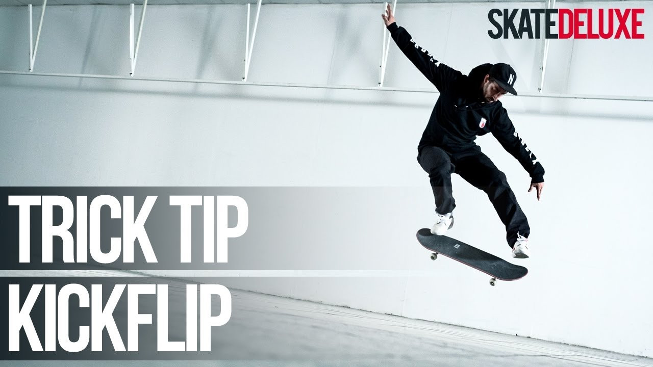 De Kickflip trick tip video turorial video leert je de basis skateboard flip trick. De Kickflip zal altijd een klassieke trick blijven die iedereen leuk vind om te doen. Alle skateboard trick tips: https://www.skatedeluxe.com/blog/nl/trick-tips/skateboard/<br /><br />De Kickflip is een van de basis flip tricks in het skateboarden. Het leren van de Kickflip is zeker een monumentale mijlpaal. Onze Kickflip video tutorial laat je alles zien wat je moet weten om een goede Kickflip te kunnen. Met de verschillende camera angles en slow motion beelden mis je niks. Als je altijd al hebt willen weten hoe je het beste je voeten kunt plaatsen of hoe je moet poppen, flick en het catchen van je board dan ben je op de juiste plek.<br /><br />We weten uit ervaring hoe moeilijk het is om de Kickflip onder de knie te krijgen. Maar als je ze eenmaal hebt geleerd, dan kun je ze overal. De Kickflip ziet er geweldig uit op flat, stairs en banks en he kunt de Kickflip combineren met elke Grind, Slide of Manual.<br />De Kickflip is het fundament van alle 180 Kickflips, Varial Kickflips, Hardflips en de geliefde 360 Flip. Neem je tijd met het leren van de Kickflip. Voor sommige mensen is het natuurlijk om de Kickflip te leren en sommige mensen moeten er hard voor werken. Laat je niet kisten, uiteindelijk werpt het zijn vruchten af en je zult je eerste Kickflip nooit vergeten.<br /><br />| • Skate Shop: https://www.skatedeluxe.com/ | • skatedeluxe Blog: https://www.skatedeluxe.com/blog |<br />| • Facebook: https://www.skatedeluxe.com/facebook | • Instagram: https://www.skatedeluxe.com/instagram | • Twitter: https://www.skatedeluxe.com/twitter |<br />______________________________________________________<br /><br /><br />Skateboard Trick Tips in het Nederlands::<br />• https://www.skatedeluxe.com/blog/nl/trick-tips/skateboard/<br /><br /><br />= OTHER LANGUAGES = <br /><br />⇛ ENGLISH | • https://www.skatedeluxe.com/blog/en/trick-tips/skateboard/<br /><br />⇛ GERMAN | • https://www.skatedeluxe.com/blog/de/trick-tipps/skateboard/<br /><br />⇛ FRENCH | • https://www.skatedeluxe.com/blog/fr/trick-tips/skateboard/<br /><br />⇛ SPANISH | • https://www.youtube.com/playlist?list=PL85C9jh7oQzA4M3nzquykCjMTg8dE0aOV<br /><br />⇛ ITALIAN | • https://www.youtube.com/playlist?list=PL85C9jh7oQzALGyZ2SOi3keO66EprYjOk