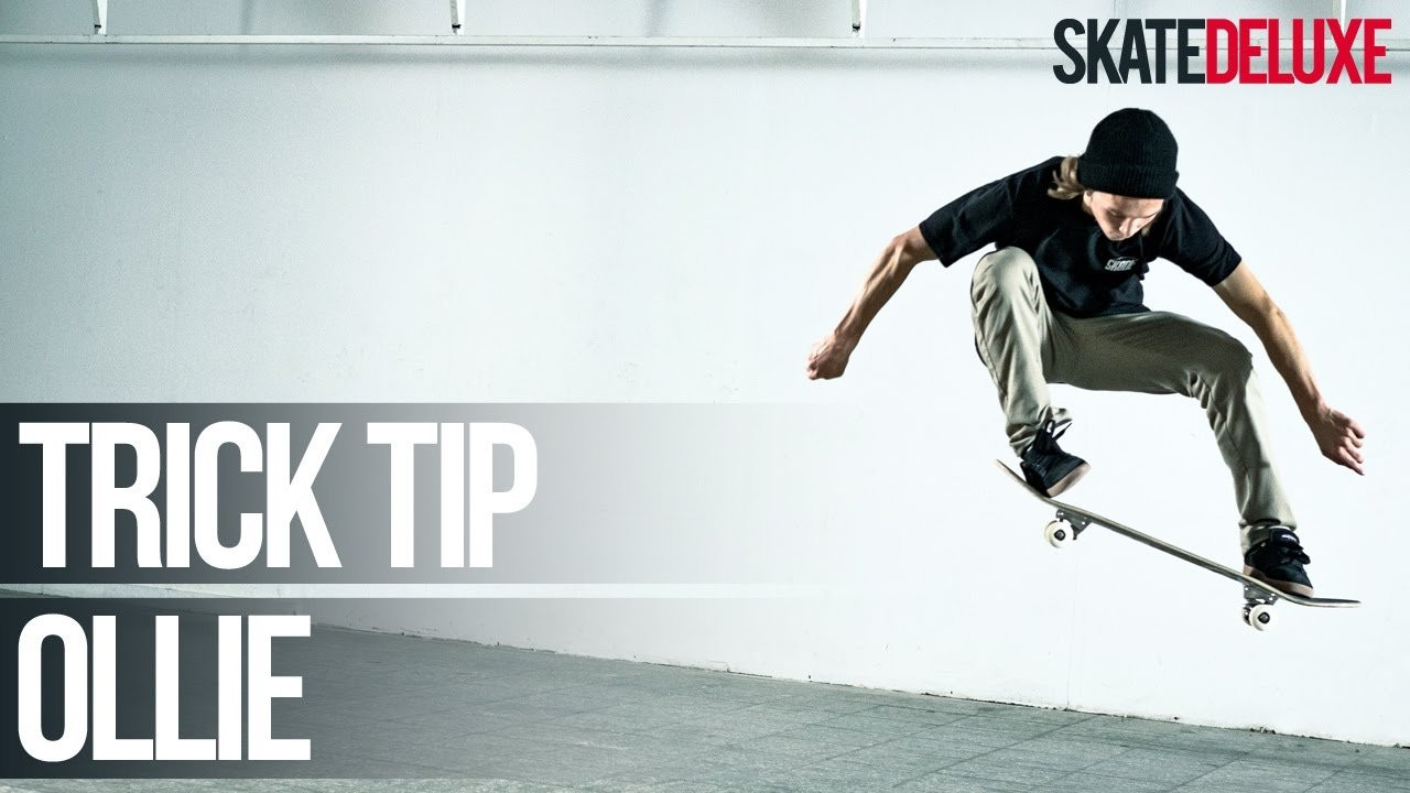 Met de Ollie trick tip video handleiding leer je de belangrijkste skateboard truuk. Het maakt niet uit of je beginner of pro bent - iedereen heeft een goede ollie nodig. Voor alle skateboard trick tips: https://www.skatedeluxe.com/blog/nl/trick-tips/skateboard/<br /><br />De Ollie is een simpele sprong op je skateboard en daarvoor de meest basis skateboard truck die je zou moeten leren als beginner. Als je de Ollie kan gaat er een deur open voor je. Het maakt niet uit of je stairs, banks of flat skate, een goede Ollie komt altijd van pas. Verder heb je de techniek van de ollie nodig bij bijna elke andere trick. <br /><br />Met deze Ollie video handleiding krijg je een uitleg over voet plaatsing, timing en techniek die nodig is om de Ollie te landen. Raak niet gefrustreerd terwijl je leert. Je zal een paar dagen nodig hebben om hem goed te doen. In het begin kun je Ollies oefenen terwijl je stilstaat maar wacht niet te lang want de Ollie is veel leuker als je rond rijdt. Check de Ollie handleiding met verschillende camera hoeken en slow motion!<br /><br />| • Skate Shop: https://www.skatedeluxe.com/ | • skatedeluxe Blog: https://www.skatedeluxe.com/blog |<br />| • Facebook: https://www.skatedeluxe.com/facebook | • Instagram: https://www.skatedeluxe.com/instagram | • Twitter: https://www.skatedeluxe.com/twitter |<br />______________________________________________________<br /><br /><br />Skateboard Trick Tips in het Nederlands::<br />• https://www.skatedeluxe.com/blog/nl/trick-tips/skateboard/<br /><br /><br />= OTHER LANGUAGES = <br /><br />⇛ ENGLISH | • https://www.skatedeluxe.com/blog/en/trick-tips/skateboard/<br /><br />⇛ GERMAN | • https://www.skatedeluxe.com/blog/de/trick-tipps/skateboard/<br /><br />⇛ FRENCH | • https://www.skatedeluxe.com/blog/fr/trick-tips/skateboard/<br /><br />⇛ SPANISH | • https://www.youtube.com/playlist?list=PL85C9jh7oQzA4M3nzquykCjMTg8dE0aOV<br /><br />⇛ ITALIAN | • https://www.youtube.com/playlist?list=PL85C9jh7oQzALGyZ2SOi3keO66EprYjOk