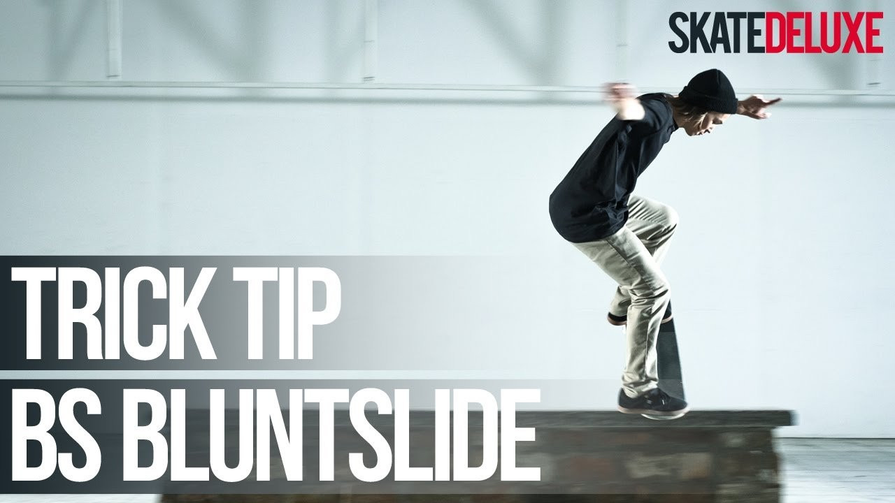 De Backside Bluntslide trick tip video laat een skateboard slide trick zien voor de wat gevorderde skateboarder. Ga hard voor een goede slide! Alle skateboard trick tips: https://www.skatedeluxe.com/blog/nl/trick-tips/skateboard/<br /><br />Met de Backside Bluntslide slide je met je wielen over het obstakel. Precies dezelfde beweging als met de Frontside Bluntslide alleen is het obstakel nu achter je. Ook de reden waarom het Backside heet. Je kunt de BS Bluntslide op curbs, ledges, rails en transition doen. We raden je aan om het op een curb of rail te oefenen. Op de curb heb je iets meer snelheid en wax nodig omdat het oppervlakte waar je wielen het obstakel raken groter is. Op een rail is de Backside Bluntslide makkelijker om te sliden, maar ook makkelijker om uit te glijden.<br /><br />Onze Backside Bluntslide video tutorial met verschillende camera perspectieven en slow motion beelden laat je alles zien wat je moet weten om de Backside Bluntslide onder de knie te krijgen. We laten je de juiste plaatsing van je voeten zien, hoe je je gewicht moet shiften en de landing. Net als de Frontside Bluntslide moet je geduldig zijn om de Backside Bluntslide te leren. Na een tijdje zal het wat makkelijker gaan. Geef niet op en ga door! Ga zo hard als je kan want de Bluntslides zijn makkelijker met een goede snelheid.<br /><br />| • Skate Shop: https://www.skatedeluxe.com/ | • skatedeluxe Blog: https://www.skatedeluxe.com/blog |<br />| • Facebook: https://www.skatedeluxe.com/facebook | • Instagram: https://www.skatedeluxe.com/instagram | • Twitter: https://www.skatedeluxe.com/twitter |<br />______________________________________________________<br /><br /><br />Skateboard Trick Tips in het Nederlands::<br />• https://www.skatedeluxe.com/blog/nl/trick-tips/skateboard/<br /><br /><br />= OTHER LANGUAGES = <br /><br />⇛ ENGLISH | • https://www.skatedeluxe.com/blog/en/trick-tips/skateboard/<br /><br />⇛ GERMAN | • https://www.skatedeluxe.com/blog/de/trick-tipps/skateboard/<br /><br />⇛ FRENCH | • https://www.skatedeluxe.com/blog/fr/trick-tips/skateboard/<br /><br />⇛ SPANISH | • https://www.youtube.com/playlist?list=PL85C9jh7oQzA4M3nzquykCjMTg8dE0aOV<br /><br />⇛ ITALIAN | • https://www.youtube.com/playlist?list=PL85C9jh7oQzALGyZ2SOi3keO66EprYjOk