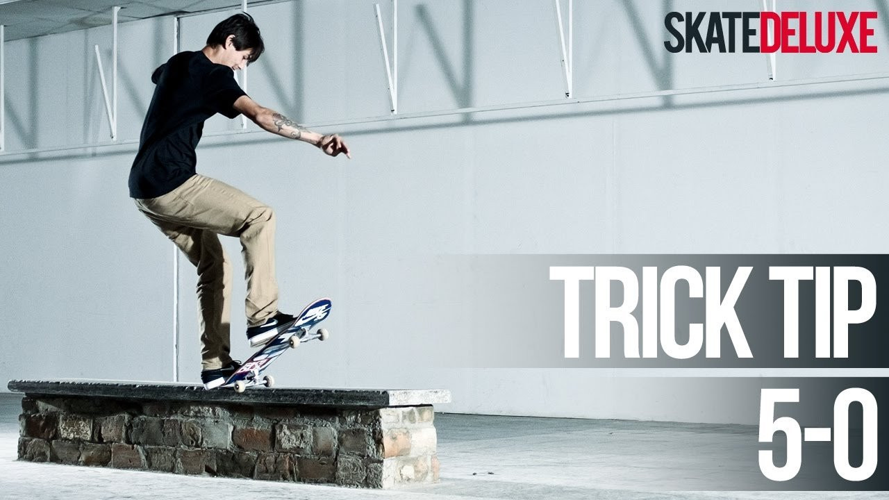 De Frontside/Backside 5-0 Grind trick tip video laat je alles zien wat je moet weten over de 5-0 Grind. Alle skateboard trick tips: https://www.skatedeluxe.com/blog/nl/trick-tips/skateboard/<br /><br />De Frontside/Backside 5-0 Grind is een grind die je doet op je achterste truck. In principe grind je 50% van je trucks, vandaar staat de de 5 voor de truck die grind en de 0 voor de truck die in de lucht hangt. Je moet een beetje naar achteren leunen en je balans houden terwijl je grind. voor de Frontside/Backside 5-0 Grind is het het beste om te leren op een curb. Zodra je hem goed kan, kan je hem op rails proberen. <br /><br />Onze Frontside/Backside 5-0 Grind Video handleiding laat je de goede manier van een 5-0 grind zien. We gebruiken verschillende hoeken en slow motion om het nog beter te laten zien. Als je je 50-50s on lock hebt is de 5-0 de volgende stap! Je moet jezelf even overtuigen om naar achteren te leunen.<br /><br />| • Skate Shop: https://www.skatedeluxe.com/ | • skatedeluxe Blog: https://www.skatedeluxe.com/blog |<br />| • Facebook: https://www.skatedeluxe.com/facebook | • Instagram: https://www.skatedeluxe.com/instagram | • Twitter: https://www.skatedeluxe.com/twitter |<br />______________________________________________________<br /><br /><br />Skateboard Trick Tips in het Nederlands::<br />• https://www.skatedeluxe.com/blog/nl/trick-tips/skateboard/<br /><br /><br />= OTHER LANGUAGES = <br /><br />⇛ ENGLISH | • https://www.skatedeluxe.com/blog/en/trick-tips/skateboard/<br /><br />⇛ GERMAN | • https://www.skatedeluxe.com/blog/de/trick-tipps/skateboard/<br /><br />⇛ FRENCH | • https://www.skatedeluxe.com/blog/fr/trick-tips/skateboard/<br /><br />⇛ SPANISH | • https://www.youtube.com/playlist?list=PL85C9jh7oQzA4M3nzquykCjMTg8dE0aOV<br /><br />⇛ ITALIAN | • https://www.youtube.com/playlist?list=PL85C9jh7oQzALGyZ2SOi3keO66EprYjOk