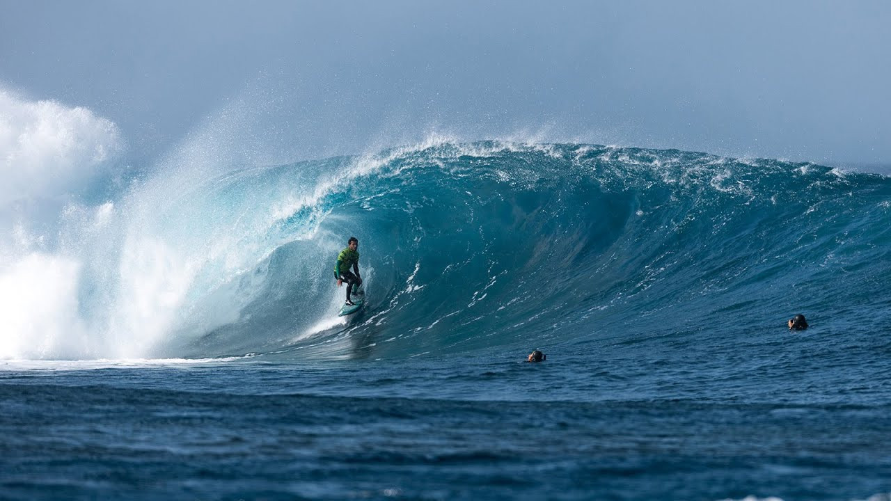 The first day of competition of the 2022 Billabong Quemao Class ended, leaving behind impressive rides.<br /><br />As expected, the wave conditions have improved even more throughout the day, and the competitors have made the most of them.<br /><br />The action started with the first round of surfing, with Basque athlete Natxo González and the French Marc Lacomare setting the level and finishing their heats with the best morning scores.<br /><br />The reigning champion, Natxo Gonzalez, showed that he is back to defend the title with a spectacular wave of 9.60 out of 10.<br /><br />He also said this is "a very special event for me, with brutal waves."<br /> <br />Canary Islanders Luis Díaz and Yael Peña also stood out, leading in their respective heats.<br /><br />"The first heat was difficult, but I ended up very happy. The wave conditions are expected to improve throughout the day, so I'm looking forward to getting back in the water", said Luis Díaz from Gran Canaria.<br /><br />Frenchman Marc Lacomare took full advantage of the good conditions and earned 8.17 points for one of his waves.<br /> <br />The day wrapped up with the first surfers set for the semifinals.<br /><br />Canarian surfers Díaz, Jonathan González, and José María Cabrera seem to be unstoppable alongside Portuguese Miguel Blanco.<br /> <br />Irish surfer Gearoid McDaid has been one of the standouts of the event so far after scoring a 10-point ride.<br /><br />Standing next to him was the local José María Cabrera, with a 9.33 out of 10.<br /><br />Footage: Billabong Quemao Class<br /><br />Subscribe to SurferToday on YouTube<br />🔔 http://bit.ly/2TSO2be<br /><br />Online Surf Shop<br />🏄🏻‍♂️ https://bit.ly/online-surf-shop