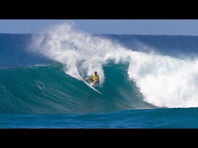 Ian Walsh leads the day 1 charge in perfect surf at Sunset Beach on the North Shore of Oahu.