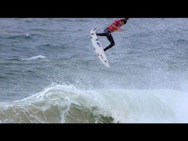 Julian Wilson gets a perfect 10 for this huge alley oop in round 3 of the Rip Curl Pro Portugal.
