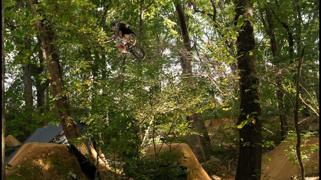 The Jimmy Rushmore signature United grips are made from soft krayton rubber with a pattern that is as much function as fashion. With small raised dimples to provide extra grip, cut lines that enable it to be run flangeless and a slim overall diameter which is just what Jimmy ordered. Coming in Black, and new for this year now available in Dark Green and Dark Brown!<br /><br />Soft compound<br />153mm long<br />27mm diameter<br />United nylon bar ends included<br /><br />Filmed by @jessgrinager<br />Thumbnail by @tjl_photo