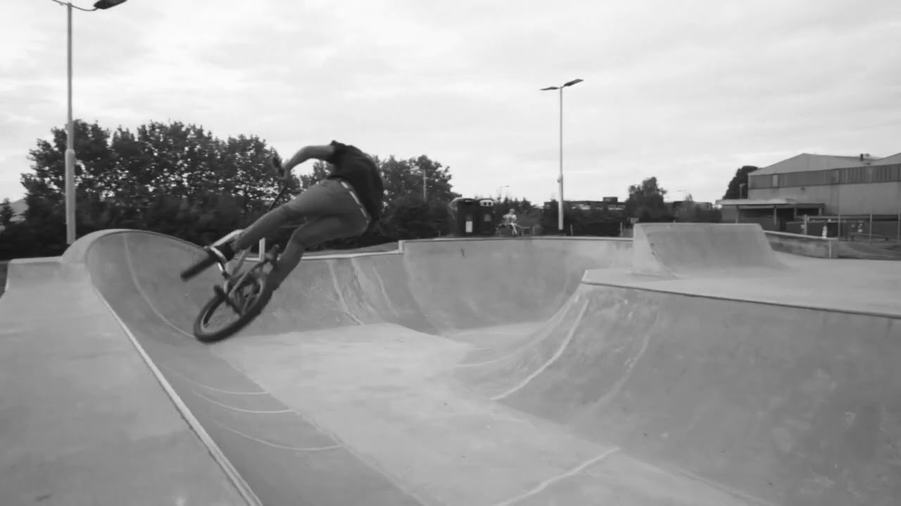 Long time 4down rider Joe Embrey dons the Bicycle Union x United Gaaar railed seat and lets rip! <br /><br />Film/Edit: Tom Kitto (@tomkitto) <br /><br />Thumbnail Image: Stu Barnham (@again_bmx) <br /><br />Song: The Heavy Eyes - Pinwheels