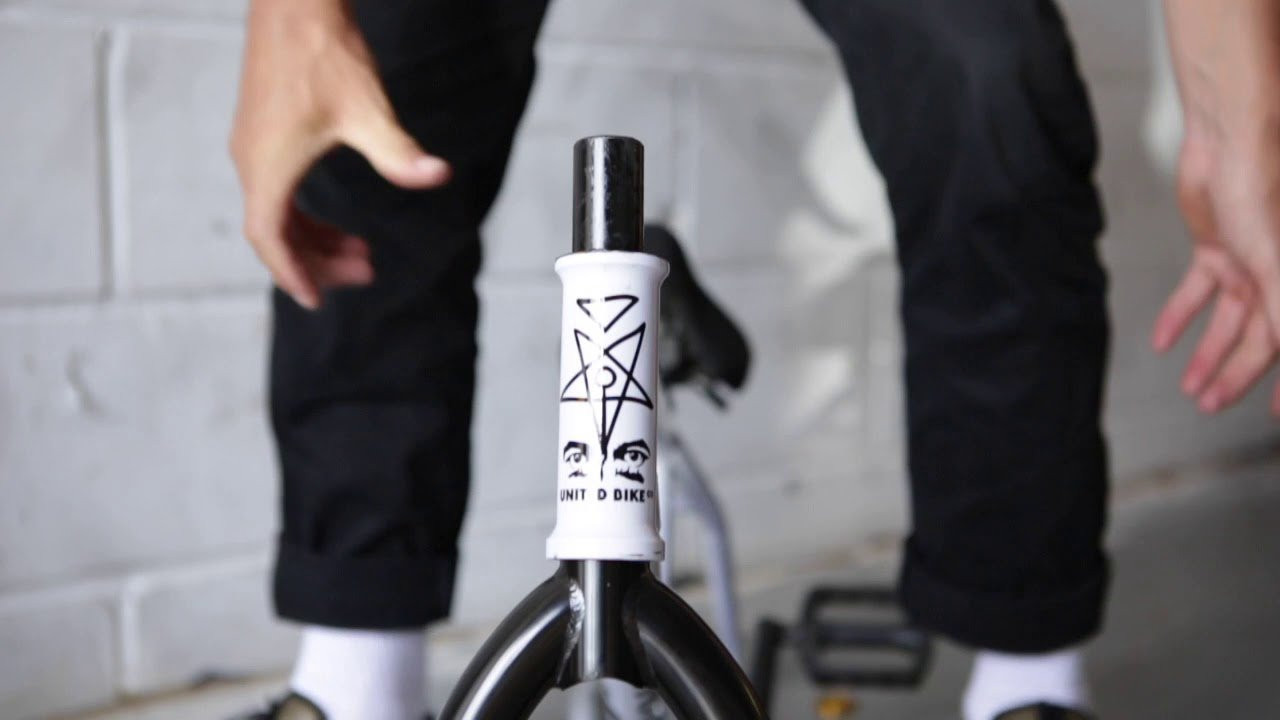 We build up a fresh Incarnate V2 in Ultra Gloss white and throw some sample parts in the mix to spice it up even more.