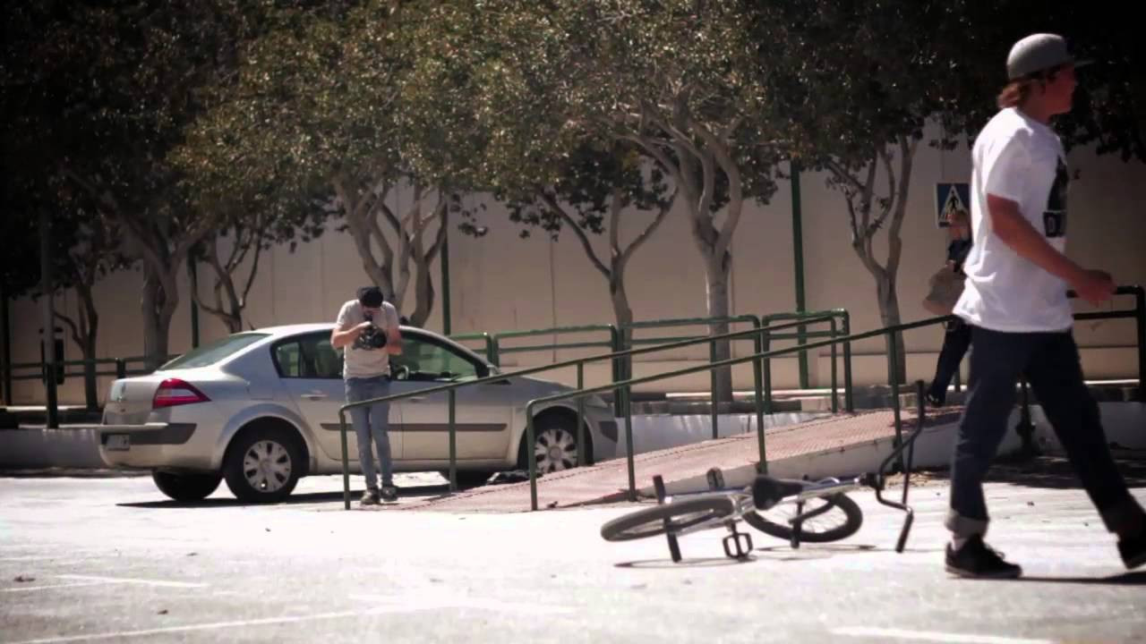 We'd like to welcome Fernando Laczko to the United world team. Filmed in his hometown of Malaga and a recent trip to Seville. <br /><br />http://unitedbikeco.com/team/fernando-laczko/<br /><br />Filmed by David Garcia<br />Edited by James Cox<br /><br />Track: Talking To You<br />Band: The Savage Resurrection <br />Album: The Savage Resurrection (1968) <br /><br />https://itunes.apple.com/gb/album/talking-to-you/id279933639?i=279933762