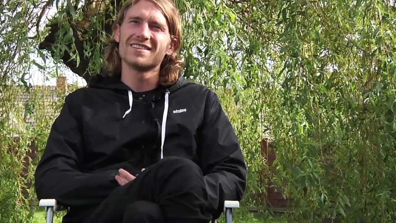 Ashley Charles has been dealing with ACL issues over the past year, even having surgery twice in a row at the beginning of 2012. <br /><br />Now he's finally on the road to recovery, he talks you through how he is dealing with the rehab and gets a few lines in on his new Dinero frame signature colourway.<br /><br />http://unitedbikeco.com/team/ashley-charles/
