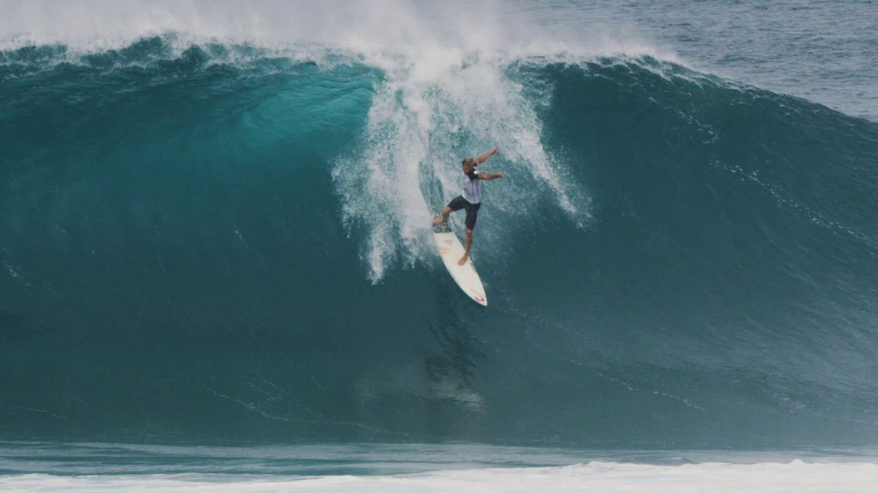 Haleiwa, Oahu/HAWAII -- (Friday, January 31, 2020) – The Volcom Pipe Pro was all systems go today as Day 3 pumped more beautiful barrels into the lineup for the World Surf League (WSL) Men’s Qualifying Series (QS) 5,000 event. Rounds 3 and 4 were completed today with athlete standouts including Conner Coffin (USA), who scored the first perfect 10 of the event, Billy Kemper (HAW), who was the first to crack into the 9-point range on the scoreboard, defending event winner Jack Robinson (HAW) and 2017 Volcom Pipe Pro winner Soli Bailey (AUS). Catch up on all the contest highlights at https://vol.cm/vpp20live