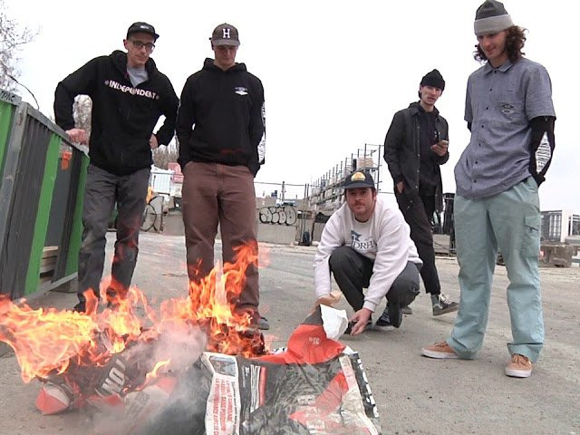 Le retour des beaux jours et un quai laissé à l’abandon dans le sud de Paris, il n’en faut pas plus pour mettre la motive aux jeunes de Balargue Skateshop !<br /> <br />Le rendez-vous est pris pour un dimanche matin, pas toujours le moment le plus simple, mais le chantier se déroule dans la bonne humeur, agrémenté de quelques passages de la Fluviale qui semble avoir mieux à faire ce jour-là. Tant mieux !<br /> <br />La courbe est terminée, lissée et re-lissée par le patron, et quelques jours plus tard les premières sessions ont lieu.<br />Raide, douloureuse et sale, la courbe est parfaite !<br />On remercie les jeunes qui sont venus filer un coup de main, Volcom pour le béton et les employés du Point P qui sourient à la vue de notre petite construction, ça devrait rester encore un bout de temps ! <br /> <br />Si vous voulez savoir où c’est exactement, vous avez cas passer discuter avec nous à Balargue Skateshop (92) ! »<br /><br />Video : @samuel_nktl