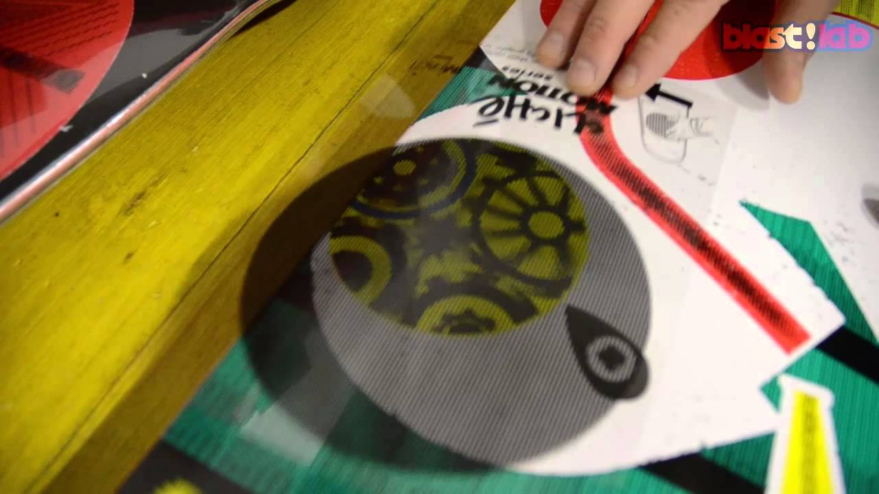 Le grafica delle Skate Decks è da sempre territorio di frontiera per la sperimentazione di nuove tecnologie grafiche e di stampa. Tra i nuovi arrivi dello Spring 15 ci sono queste nuove eccezionali tavole di Clichè Skateboards. Si tratta della Serie "Motion" che tra le proprie particolarità, oltre alla costruzione Impact Plus, presenta una inedita "Grafica Animata". Impacchettata con la skate deck c'è una pellicola che sovrapposta e mossa sul fondo della tavola ne anima la grafica.<br /><br />Abbiamo realizzato questo "Blast Lab" per farvi vedere come funziona. Una ottima idea, ben realizzata, che troverà posto sotto i piedi degli skater ma anche sui muri dei collezionisti.