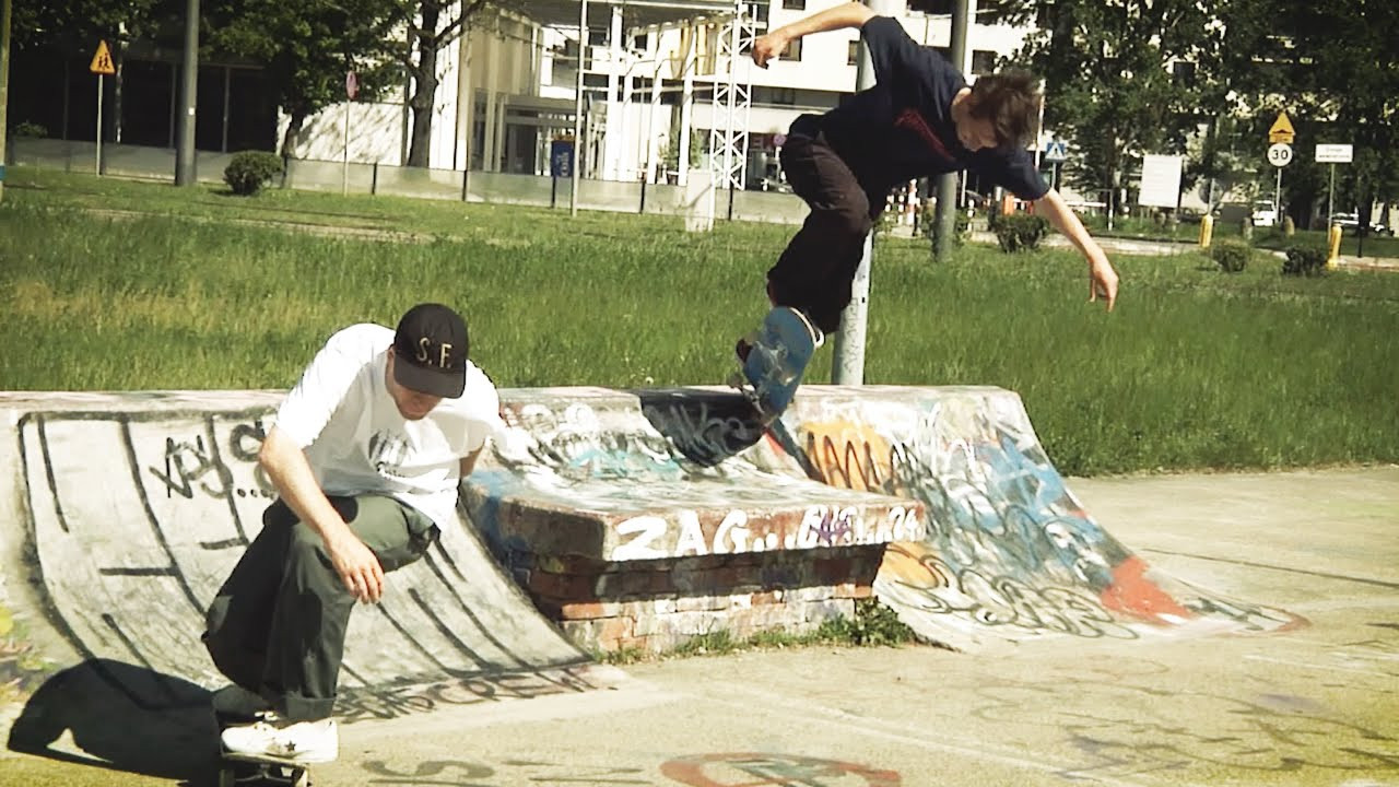 The Grey Area crew went out to Warsaw's oldest and newest skatepark for Place. It is safe to say Michał, Agata, Tomek, Andrzej, and Filip all got their vitamin levels all the way up! This video gives you a lot of Poland's best and it gives you the early signs of a Agata Halikowska comeback. All of that and more under the guidance of Kuba Kaczmarczyk. Enjoy!<br /><br />Video by Kuba Kaczmarczyk.<br /><br />Check out the Place article here:<br />place.tv/eyv-greyarea<br /><br />Or follow us on Instagram to stay up to date:<br />https://www.instagram.com/placemag/