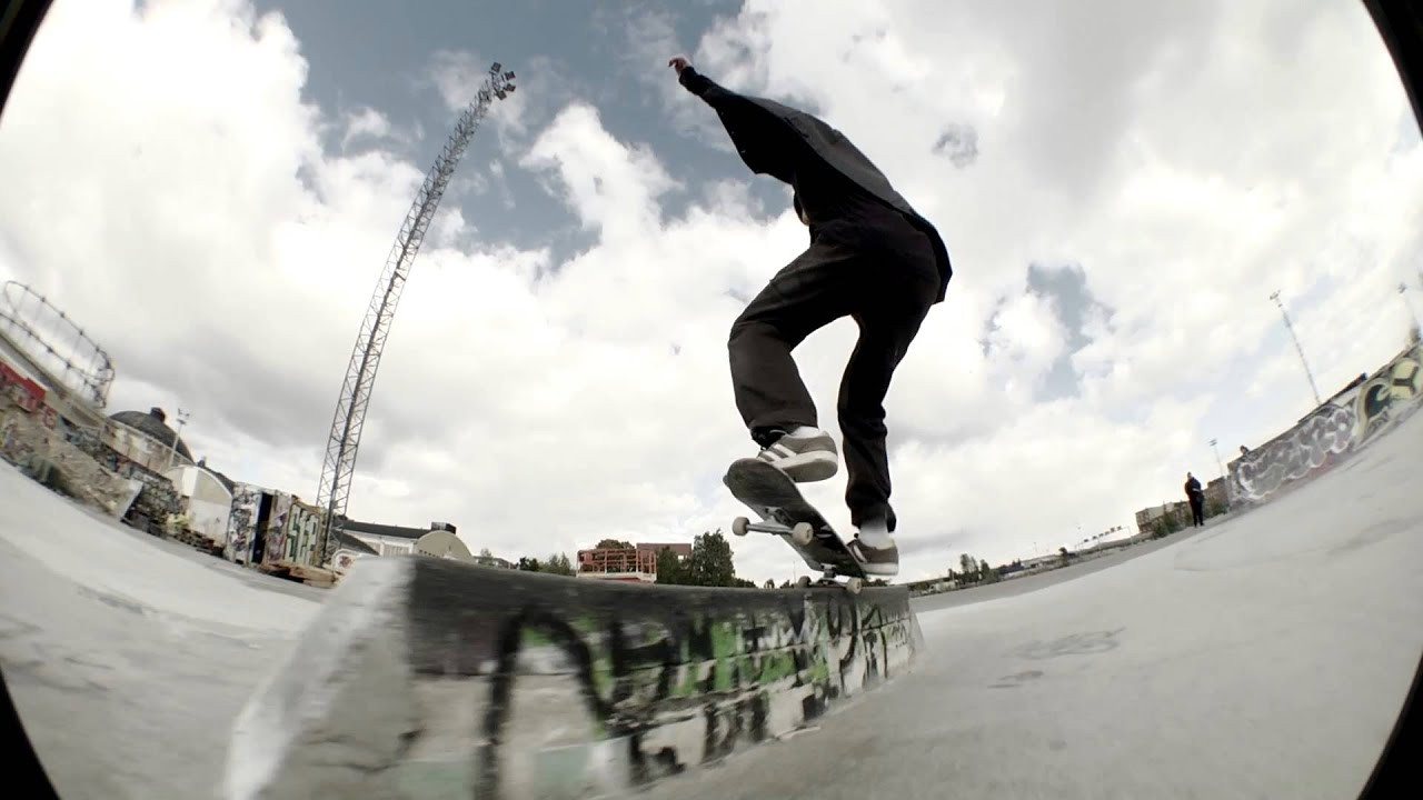 "Ohimennen" means "passing by" in Finnish.<br /><br />Filmed in Suvilahti DIY park in Helsinki.<br />LIKE, SHARE AND SUPPORT THE PARK! <br />facebook.com/SuvilahdenSkeittiparkki<br /><br />Samu Karvonen as "The Skater".<br />Vantte Lindevall as "The Cameraman".<br />Samu Karvonen as "The Editor in Chief".<br /><br />2013<br /><br />http://instagram.com/italife74<br />#ITÄLIFE<br />https://www.facebook.com/ITALIFE