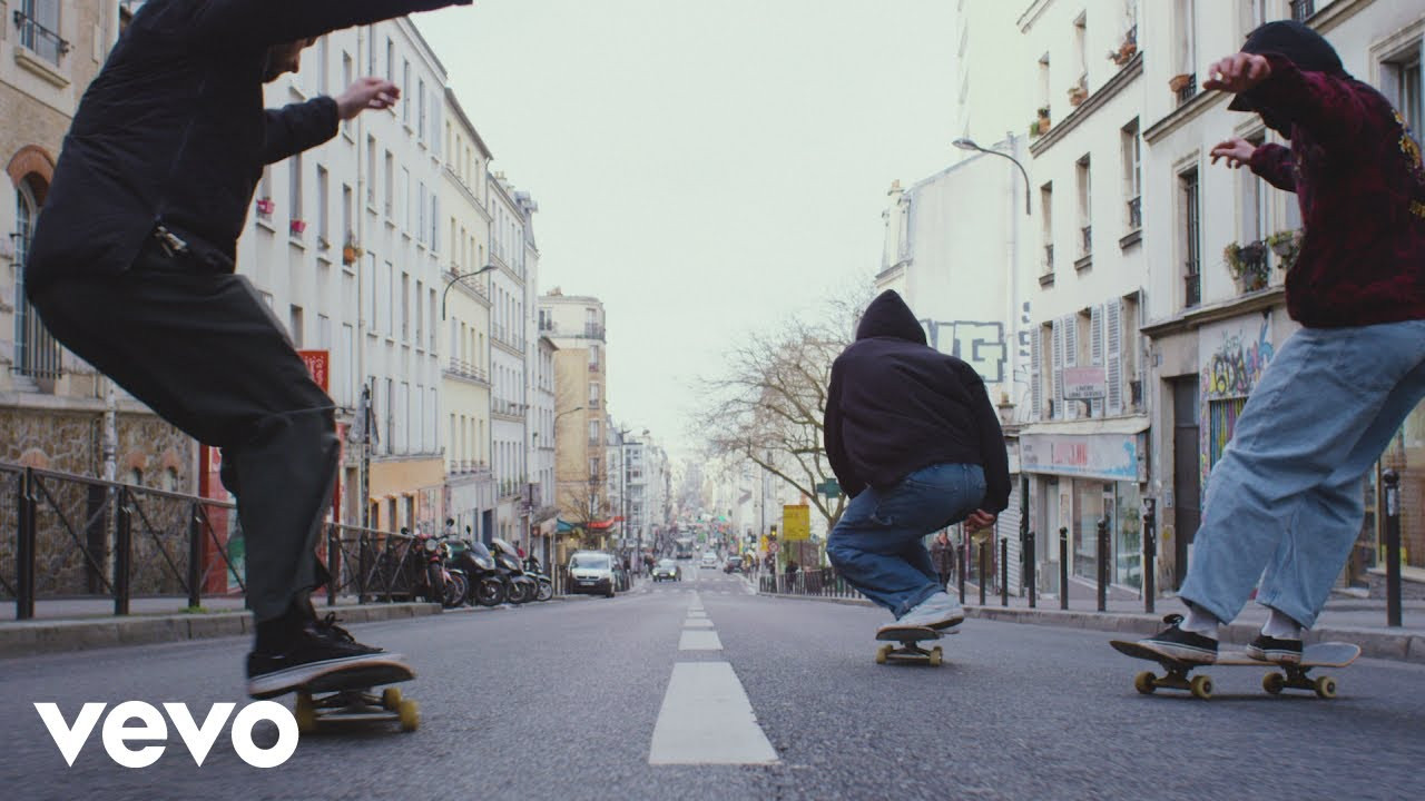 Grand Blanc - Belleville<br />Stream de l'album "Image au Mur": https://GrandBlanc.lnk.to/ImageAuMurFL<br />Abonne-toi à la chaîne YouTube du groupe : https://bit.ly/2qaOxkB<br /><br />----------------------------------------<br /><br />Réalisé par Ludovic Azémar<br />Chef opérateur : Bernard Jallet<br />Merci aux skaters Quentin Boillon, Pietro Tirelli et Mickael Germond<br /><br />----------------------------------------<br /><br />Retrouvez Grand Blanc durant la tournée d’Indochine<br />En concert à La Cigale le 26 novembre 2018 : http://bit.ly/GrandBlancCigale<br /><br />----------------------------------------<br /><br />Suivez Grand Blanc :<br /><br />FB : http://on.fb.me/1hLHkPy <br />Twitter : http://bit.ly/1h3Q9ya <br />Soundcloud : http://bit.ly/1eo39P7 <br /><br />----------------------------------------<br /><br />Paroles : <br /><br />Belleville Belleville Belleville<br />Grand jardin d'Eden belvédère fébrile<br />Belleville Belleville Belleville <br /><br />Belleville Belleville Belleville <br />Heureusement tu es belle car tu es vile <br />Sous tes airs calmes et tranquilles <br />Belleville Belleville Belleville <br /><br />Et tu donnes l'amour <br />De ceux qui n'ont pas d'amour<br />À ceux qui n'ont plus d'amour<br />Et moi j'ai besoin d'amour <br />(Bis) <br /><br />Oh Belleville Belleville Belleville <br />Heureusement tu es belle car tu es ville <br />Et ces temps-ci tu n'es guère civile <br />Tant de langues s'emmêlent <br />La vie facile n'est pas si facile <br />Tirer des ficelles tenir à un /fil<br />D'étain à une étincelle <br />A une paillette autour des yeux <br />Et des statues de sel<br />Qui se vendent à des croisements<br />Qui se vendent à l'amour <br />Qui se vendent à des croisades<br />Et qui se vendent au carrefour<br /><br />Tu donnes l'amour de ceux qui n'ont pas d'amour à ceux qui n'ont plus d'amour et moi j'ai besoin d'amour<br /><br />Oh Belleville Belleville Belleville <br />Grand jardin d'Eden belvédère fébrile <br />Belleville Belleville Belleville <br /><br />Oh Belleville Belleville Belleville <br />Tu as la vie devant toi et moi je n'ai que toi qui n'es qu'une putain de ville <br />Putain de ville lumière brillant de mille feux de mille éclairs<br />De millions d'ampoules fragiles<br />De fils d'étain <br />D'étincelles<br />Et de paillettes autour des yeux <br />Des statues de sel <br />Et aujourd'hui est un grand jour comme tous les jours <br />Parce qu'à Belleville on trompe la mort même si on vend l'amour <br /><br />Et tu donnes l'amour<br />De ceux qui n'ont pas d'amour <br />À ceux qui n'ont plus d'amour <br />Et moi j'ai besoin d'amour <br /><br /><br />----------------------------------------<br /><br />(p)&(c) 2018 Les Disques Entreprise<br />www.lesdisquesentreprise.fr