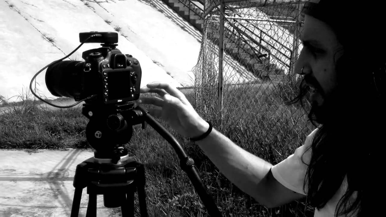 Unas veces patina y otras cuantas toma fotos de patineta, pero en esta oportunidad Gabo Sandoval tomó lo mejor de ambos mundos para hacer este proyecto de autorretratos patinando que nos muestra a continuación. : culturapatinetera.com/165244/gabo-sandoval-…-gabo-sandoval/