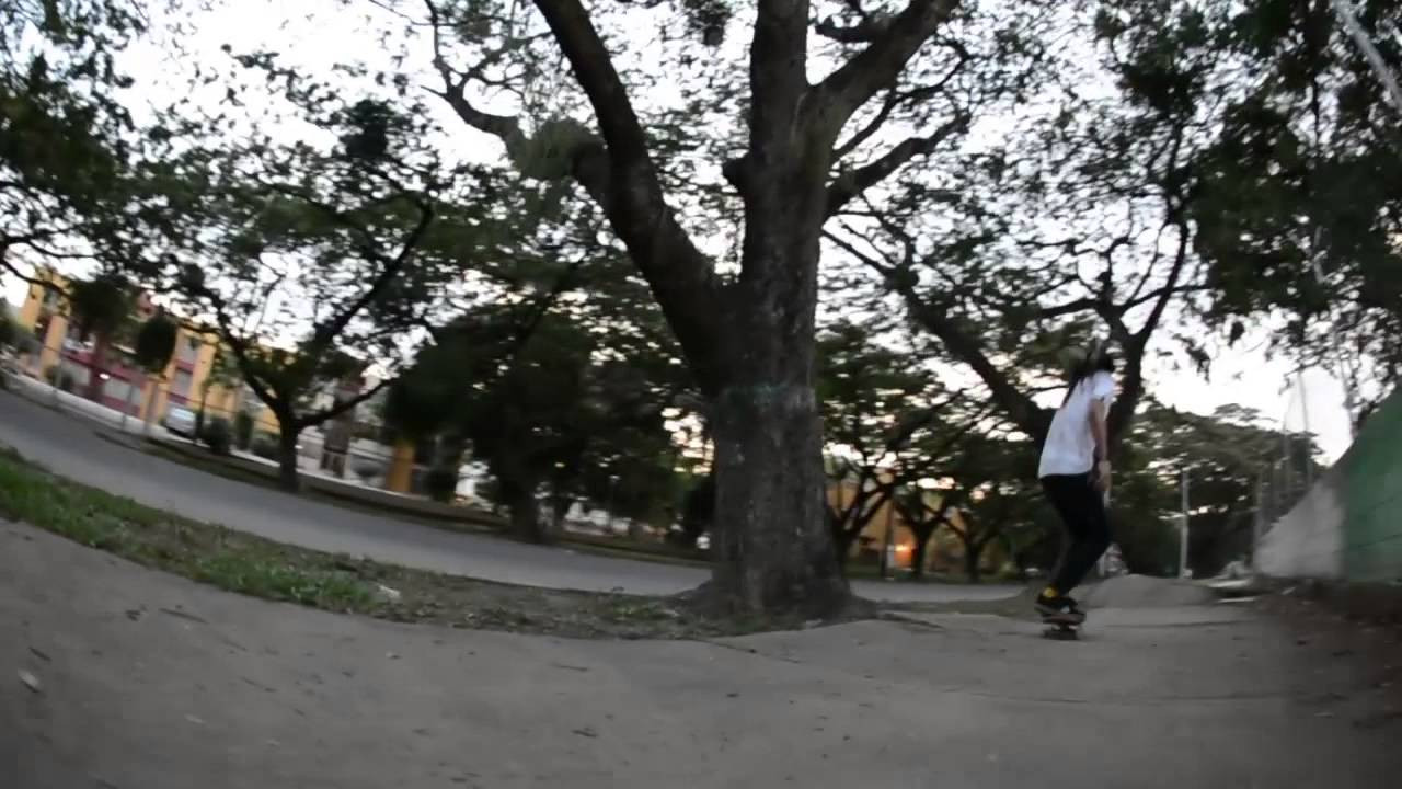 Muchos trucos, muchos spots y un sólo color de franela. Gabo Sandoval hace hasta lo que menos esperas en esta parte que se convertirá en un clásico instantaneamente. Disfruta de FRANELA BLANCA, una parte que tendrás que repetir un monton de veces