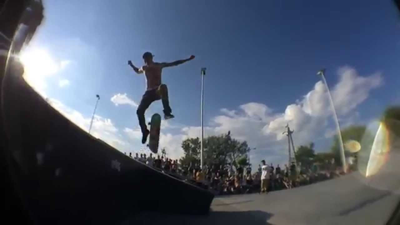 De Berlín (Alemania) a Varsovia (Polonia) en autobus, cruzando fronteras como si nada y directo al demo que daría el Team Supra en Piaseczno, un skatepark a las afueras de Varsovia. Solo patinaron Spencer Hamilton, Javier Sarmiento y Jim Greco. El demo fue corto y poco animado a continuacion unas cuantas fotos y video de ese dia.