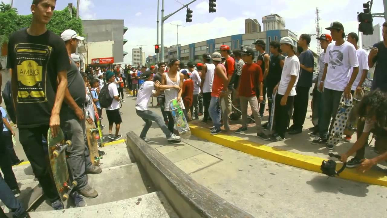 En Valencia celebramos el día de La Patineta como debe ser: con los panas y rodando por la calle. Recorrimos toda la Av. Bolívar, nos paramos en varios spots y los trucos fueron premiados. Acá tienes un clip de lo que pasó. Gracias a todos los que participaron e hicieron esto posible y ayudaron a que pasaramos un viernes de la mejor manera posible.