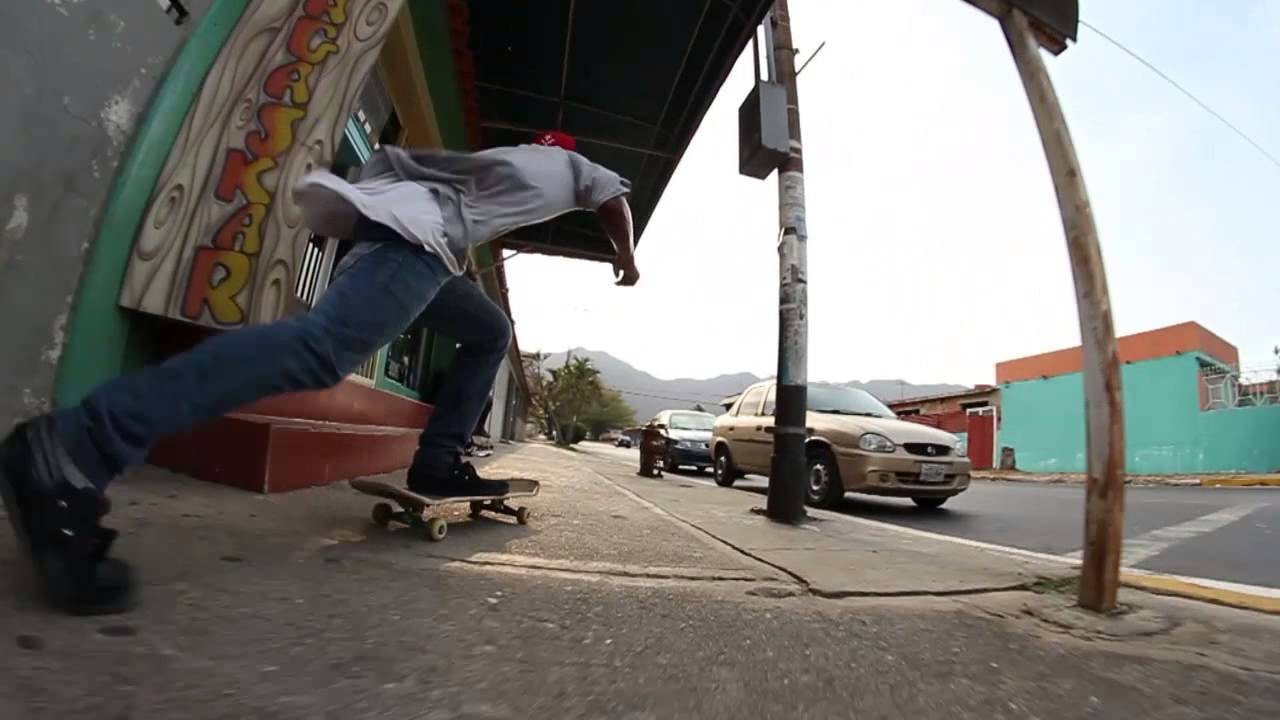 Nada mejor que Javier Roa haciendo una linea callejera para empezar la semana y el mes de abril.