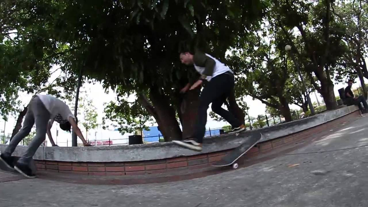 Gabo Sandoval y José Gonález inician la semana santa con un poco de patineta sincronizada.