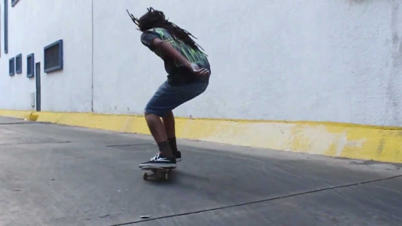 "Hoy el clip del lunes es totalmente especial, se trata de un "clip de cumple", dedicado especialmente a quien se encarga de trabajar fuertemente para mantenerlos informados sobre la patineta venezolana. Feliz cumple galan, celebra con tu clip del lunes ardiente". Aroldo Contreras