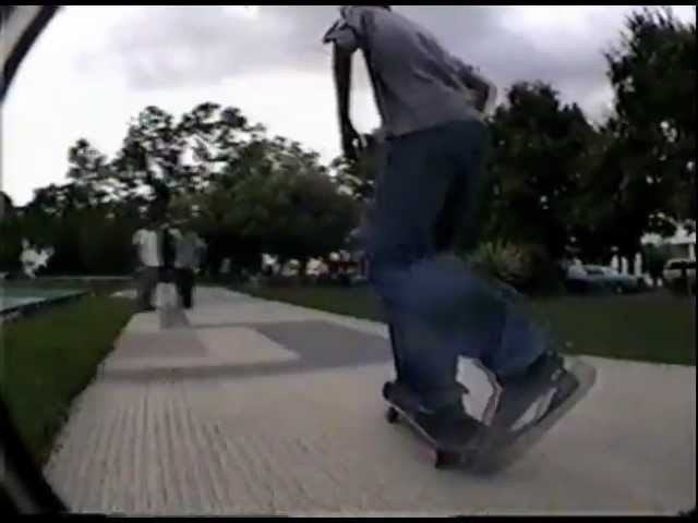 Revisando los archivos encontramos mucho material de Julio Caricote, asi que decidimos juntarlo todo en un clip para recordar como patinaba a finales de los 90´s este legendario de San Diego que ahora tiene su SKATESHOP en Barcelona -- España.