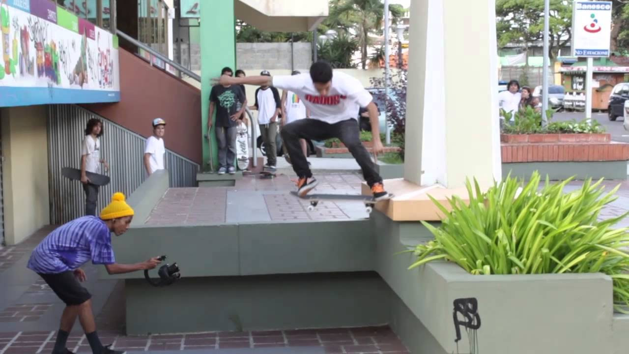 Empezamos el 2013 con alguien que patinó mucho en el 2012: Abraham Reyes, quien sale victorioso batallando contra este tailslide.