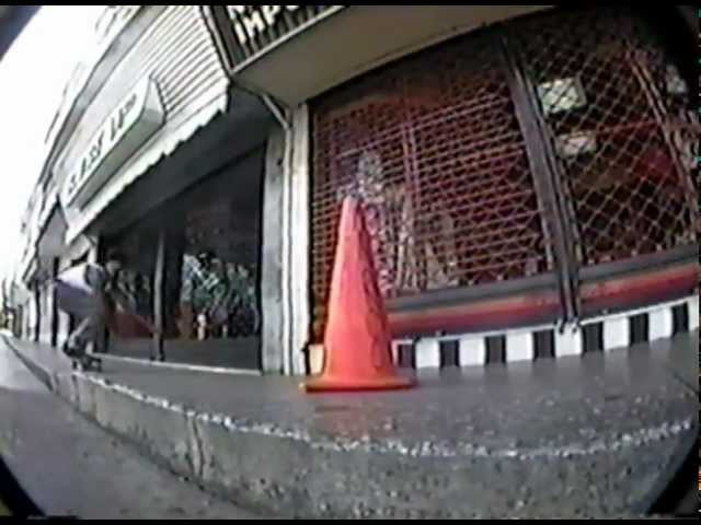 En una época cuando muchos ni pensaban patinar, ya Marco Contreras grababa partes para su disfrute y el de sus panas. Disfruta de ésta de dos canciones de duración que se hizo por 1997