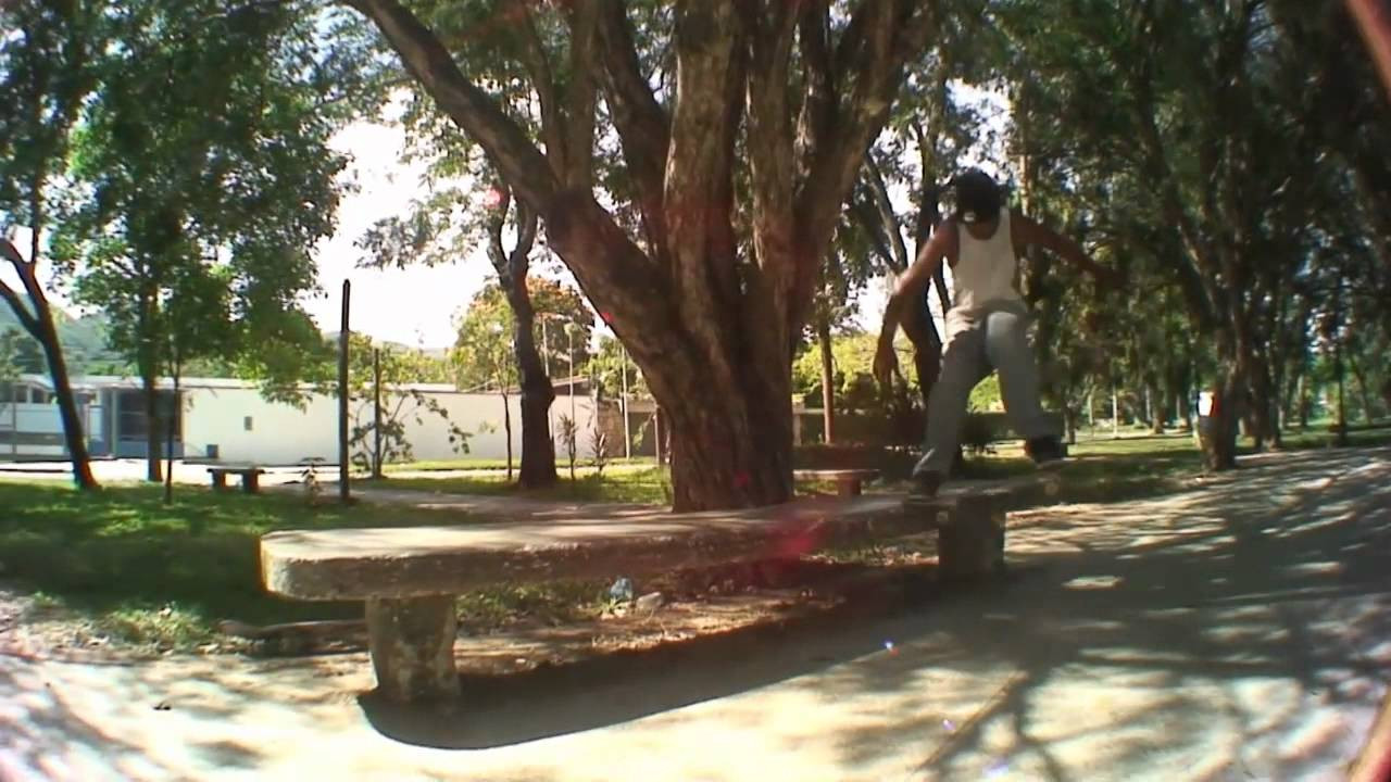 Los videos "Desde Los Archivos" no necesariamente deben tener más de diez años. Por eso acá tenemos a Jovani Cuica patinando una mañana en Guaparo hace unos cuatro años atrás. Cultura Patinetera www.culturapatinetera.com