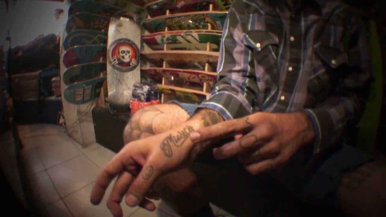 Decorarse el cuerpo con tatuajes es algo cada día mas común, y en el mundo de la patineta lo es desde hace rato. Por eso nos sentamos con Simón El Alam, que tiene tantos tatuajes e historias como años patinando. Descubre todo lo que tiene Simón para compartir acerca de sus tatuajes en esta edición de Entintado. CULTURA PATINETERA www.culturapatinetera.com