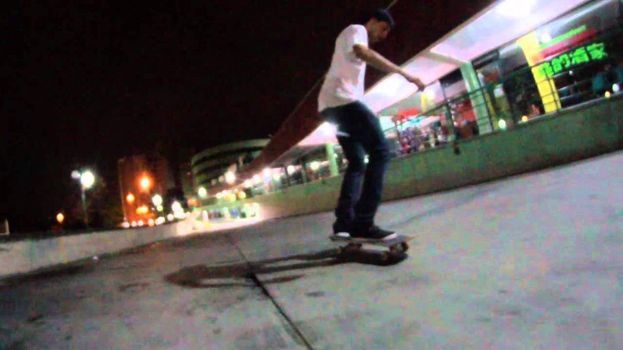 Los muchachos siguen patinando de noche y arriesgandose en la noche valenciana, esta vez Jovani Cuica y Tulio Mora patinan otros spots de la ciudad.